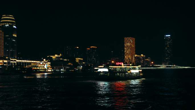 厦门市游轮上的厦门岛夜景