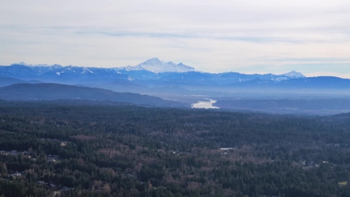 从大温哥华地区空中俯瞰远处的雪山贝克