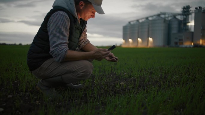 跟踪拍摄农民用智能手机在农村农场检查作物