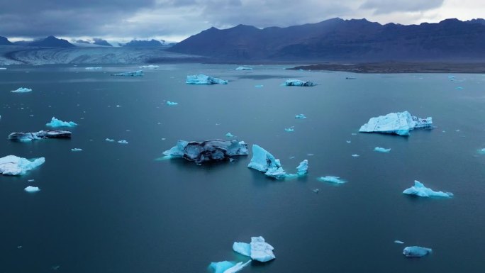 漂浮的冰山在Jökulsárlón冰川泻湖在冰岛-航拍