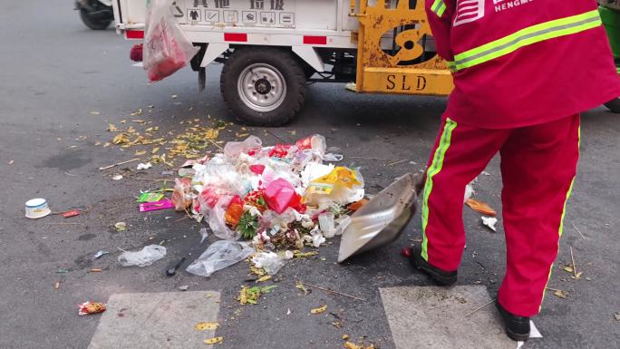 环卫工人收拾垃圾清理生活垃圾三轮车装垃圾
