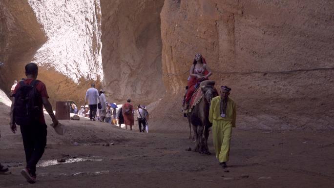 峡谷中骑骆驼的游客