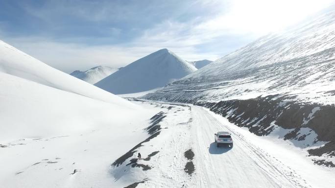 西藏纳木错雪山雪地路虎揽胜极光行车