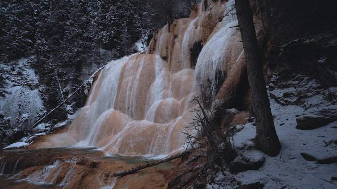 松潘牟尼沟扎嘎瀑布雪后景象