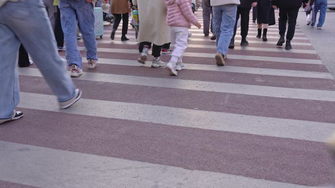 都市 人流 车流 行人过马路