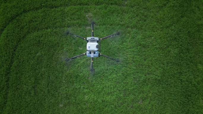 无人机喷洒农药