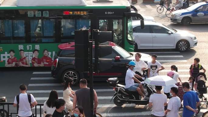 大城市行人横穿马路