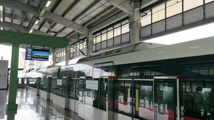 地铁列车停靠成都地铁黄石站