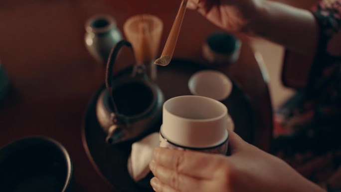 草药，茶壶和日本妇女在家里用传统的叶子和本土配方沏茶。杯，仪式和手的人与草药饮料的健康，保健和排毒饮