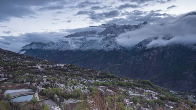 甲居藏寨雪山下的日出延时