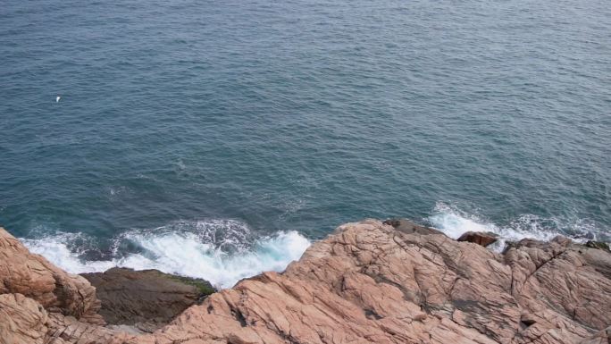 海水海浪拍打海岸岩石蓝色海水拍打海岸浪花