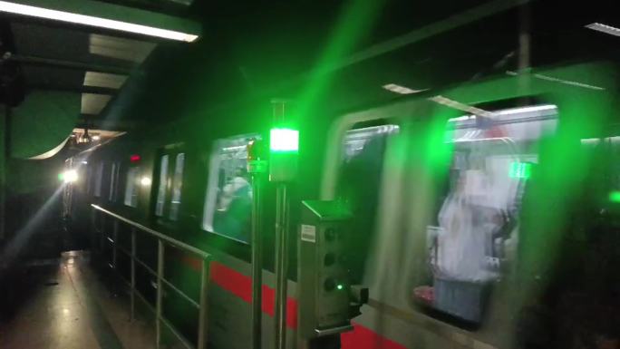 上海地铁上下班人群人流快节奏城市生活