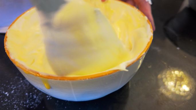 4k实拍蛋糕制作面粉和蛋黄搅拌入模具