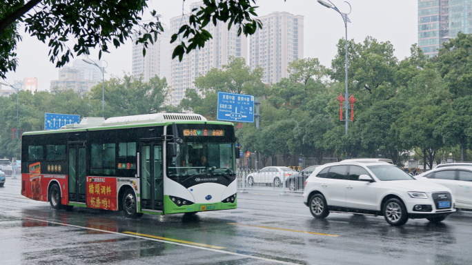 大雨天汽车行驶城市下雨空镜头实拍