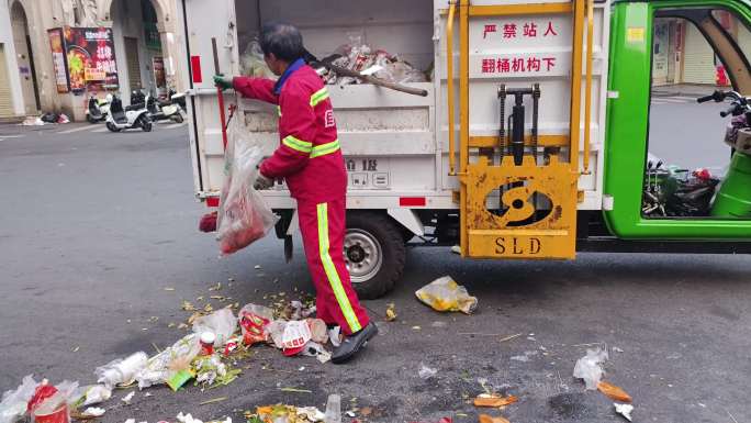 收拾垃圾清理垃圾清理生活垃圾三轮车装垃圾