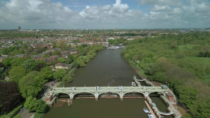无人机航拍的里士满水闸和泰晤士河上的堰。里士满洛克和人行桥。