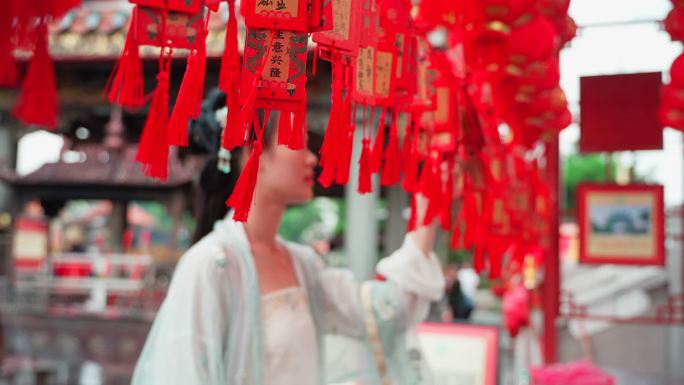 汉服女子在潮州寺庙拜神祈福