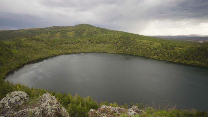 东北阿尔山驼峰岭天池秋色全景