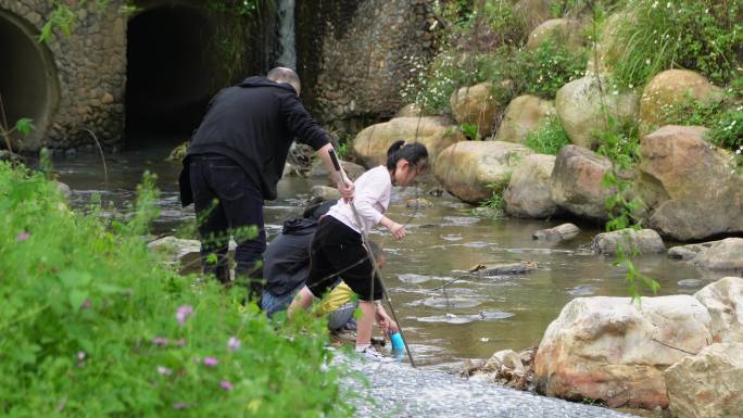 周末遛娃 捉鱼摸虾 春日氛围感实拍