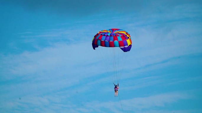 泰国芭堤雅乘坐滑翔伞快艇起飞