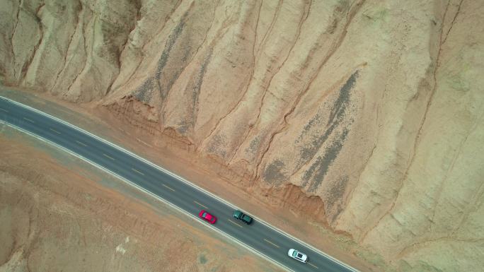 新疆自驾航拍公路山区