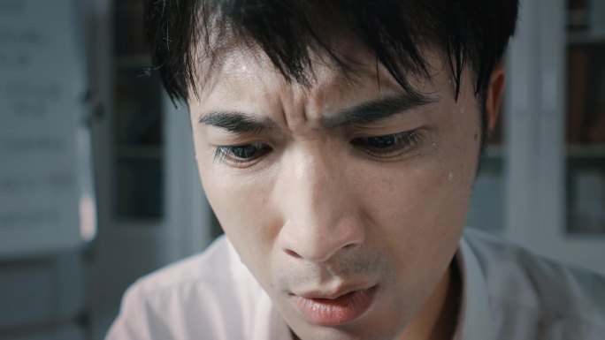 商务男抓狂紧张工作状态
