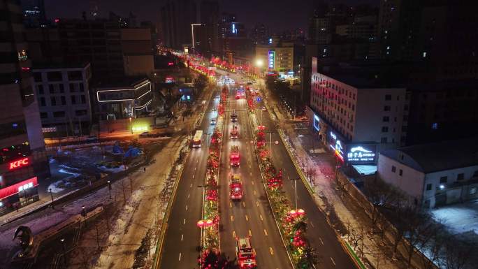 消防队消防车行驶在城市夜景街道上的航拍