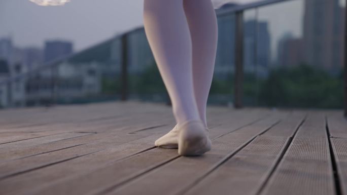 [4K50P] 一名女生空旷台阶上跳舞