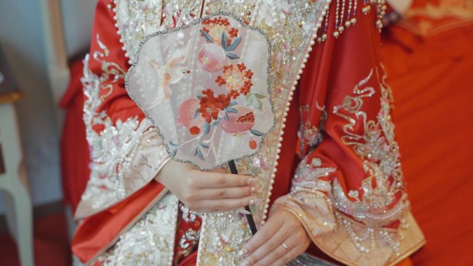 中式扇子秀禾服新娘