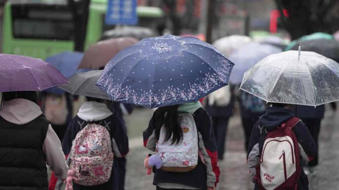 雨伞行人