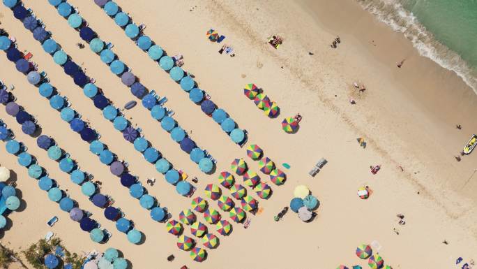 俯拍度假沙滩海滩遮阳伞