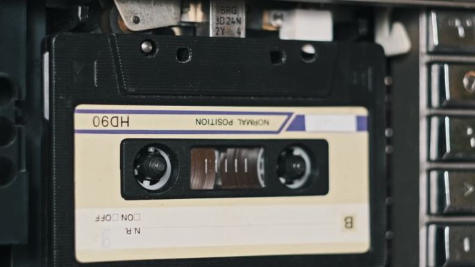 音频磁带录音机回放特写，老式音频磁带播放