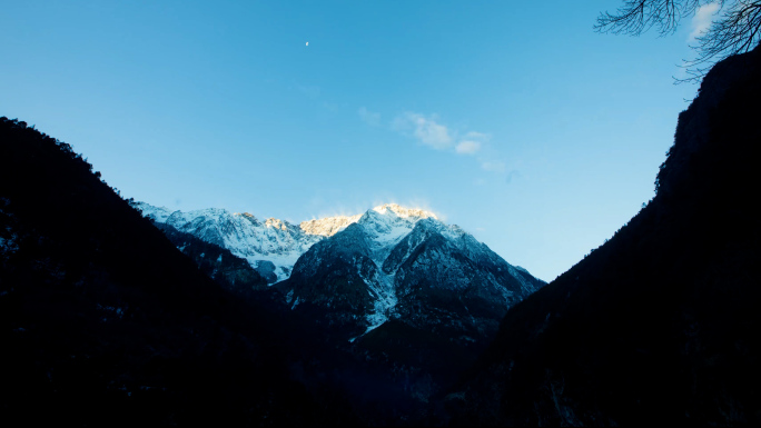 贡嘎雪山日照金山日转夜延时