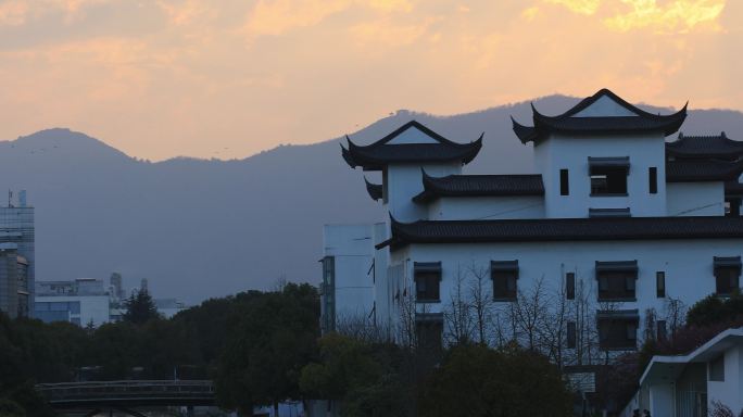 傍晚金色天空古建剪影