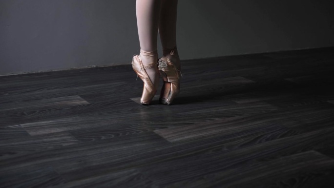 芭蕾舞女演员舞动的腿