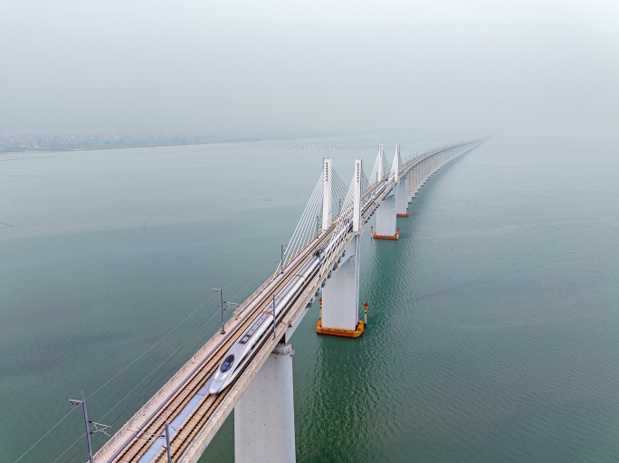 4K航拍动车组驶过云雾中的湄洲湾跨海大桥
