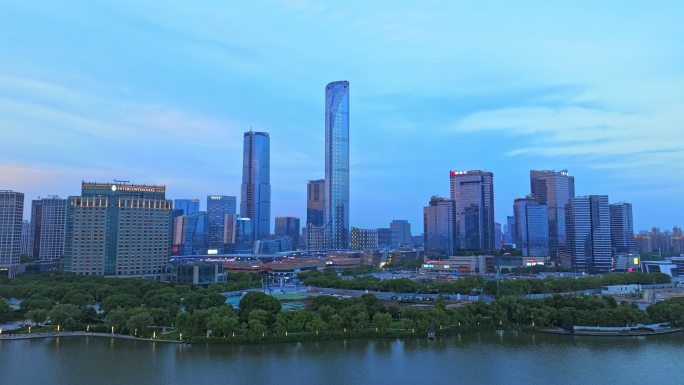 苏州金鸡湖夏天黄昏国金中心航拍全景