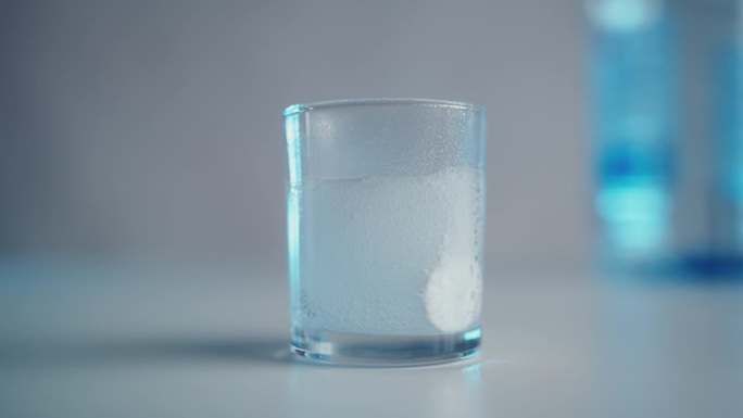 泡腾片溶于水的特写，制药工业
