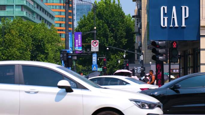 城市夏天暑假酷暑高温炎热街道人群人流汽车