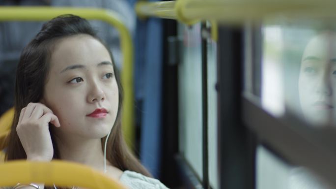 4K女子公交车上听音乐广播