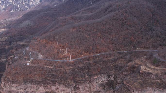 地势险峻的山脉悬崖公路