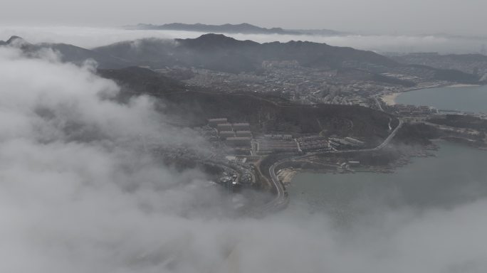 航拍威海市环翠区孙家疃靖水湾春季平流雾