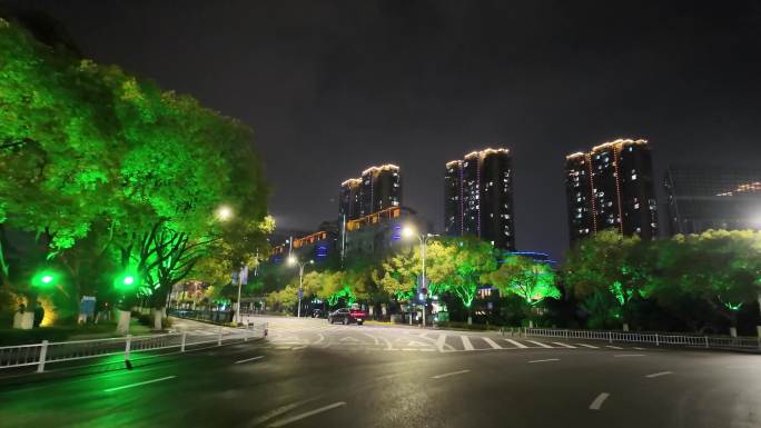 城市夜晚开车第一视角汽车窗外沿途风景马路