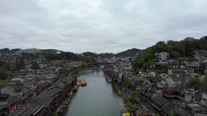 航拍湖南湘西旅游凤凰古城沱江两岸民居建筑