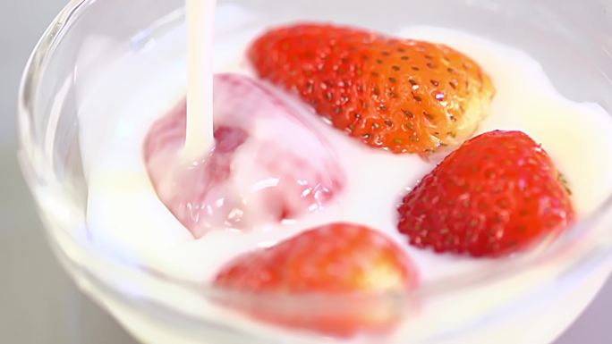 草莓入水倒牛奶与海苔摆放