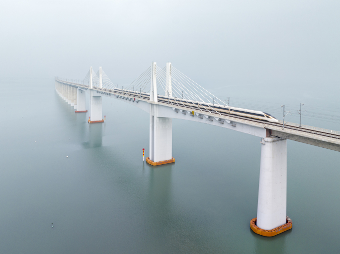 4K航拍福厦高铁动车组驶过湄洲湾跨海大桥