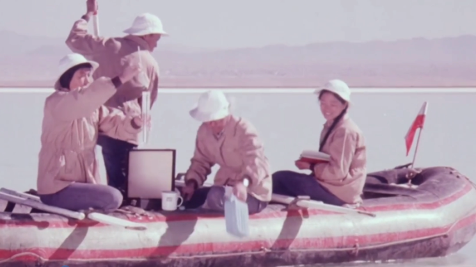 70年代 科考队对盐湖比重测试