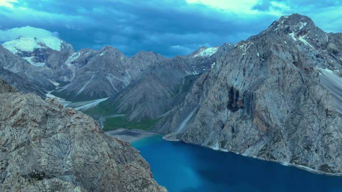 新疆北疆夏季乌孙古道天堂湖徒步高空航拍