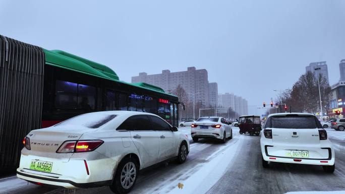 街头雪景