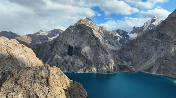 新疆北疆夏季乌孙古道天堂湖徒步高空航拍